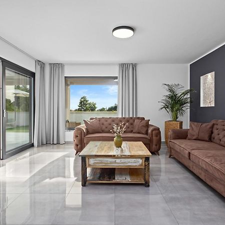Special Offer! New Luxury Apartment With Pool, Fitness, Outdoor Bar&Grill Buje Esterno foto