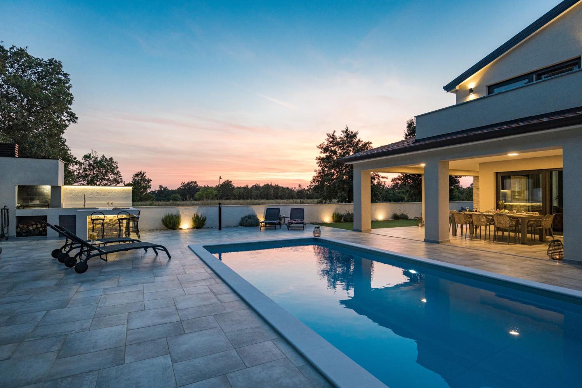 Special Offer! New Luxury Apartment With Pool, Fitness, Outdoor Bar&Grill Buje Esterno foto
