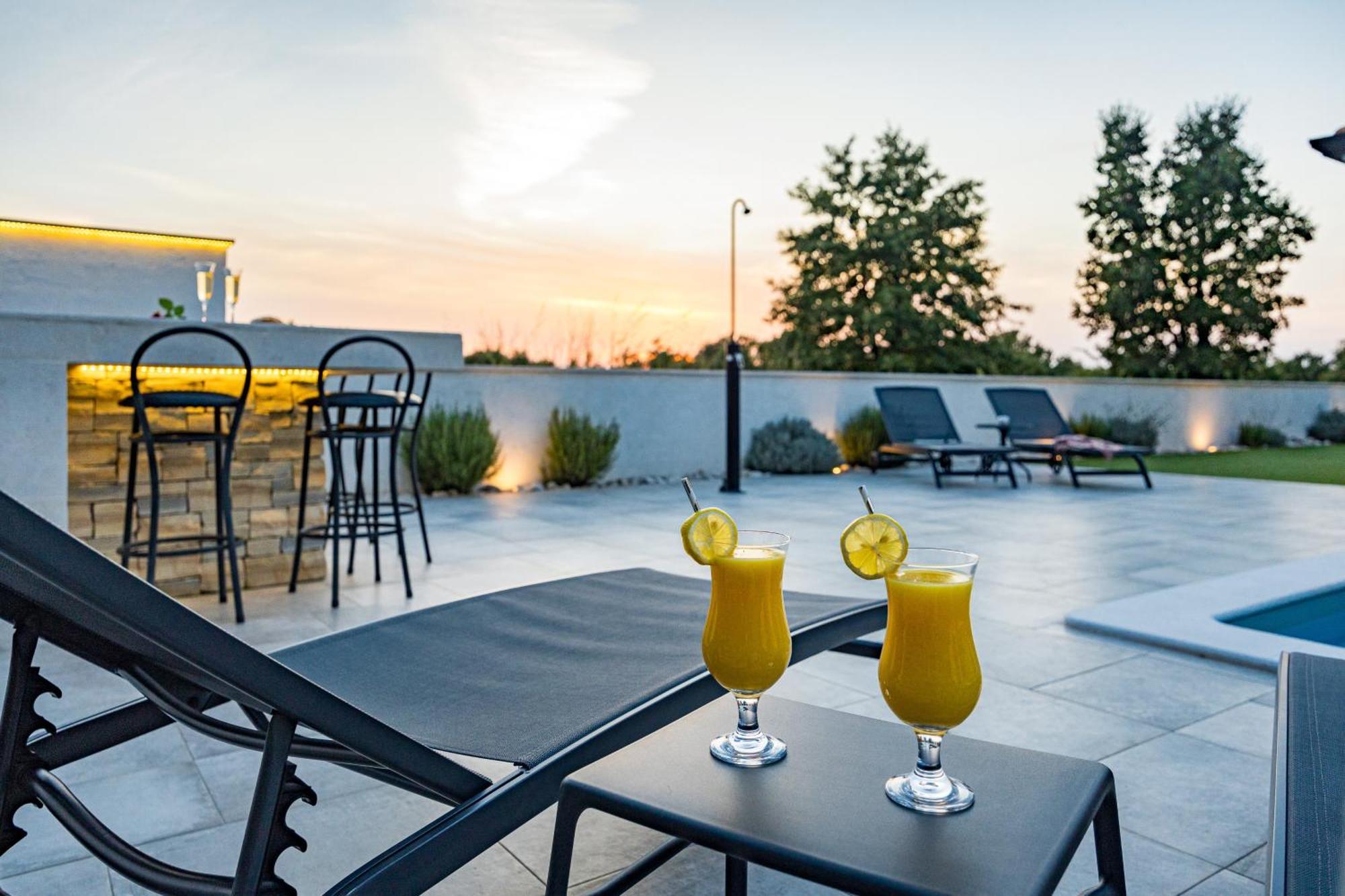 Special Offer! New Luxury Apartment With Pool, Fitness, Outdoor Bar&Grill Buje Esterno foto