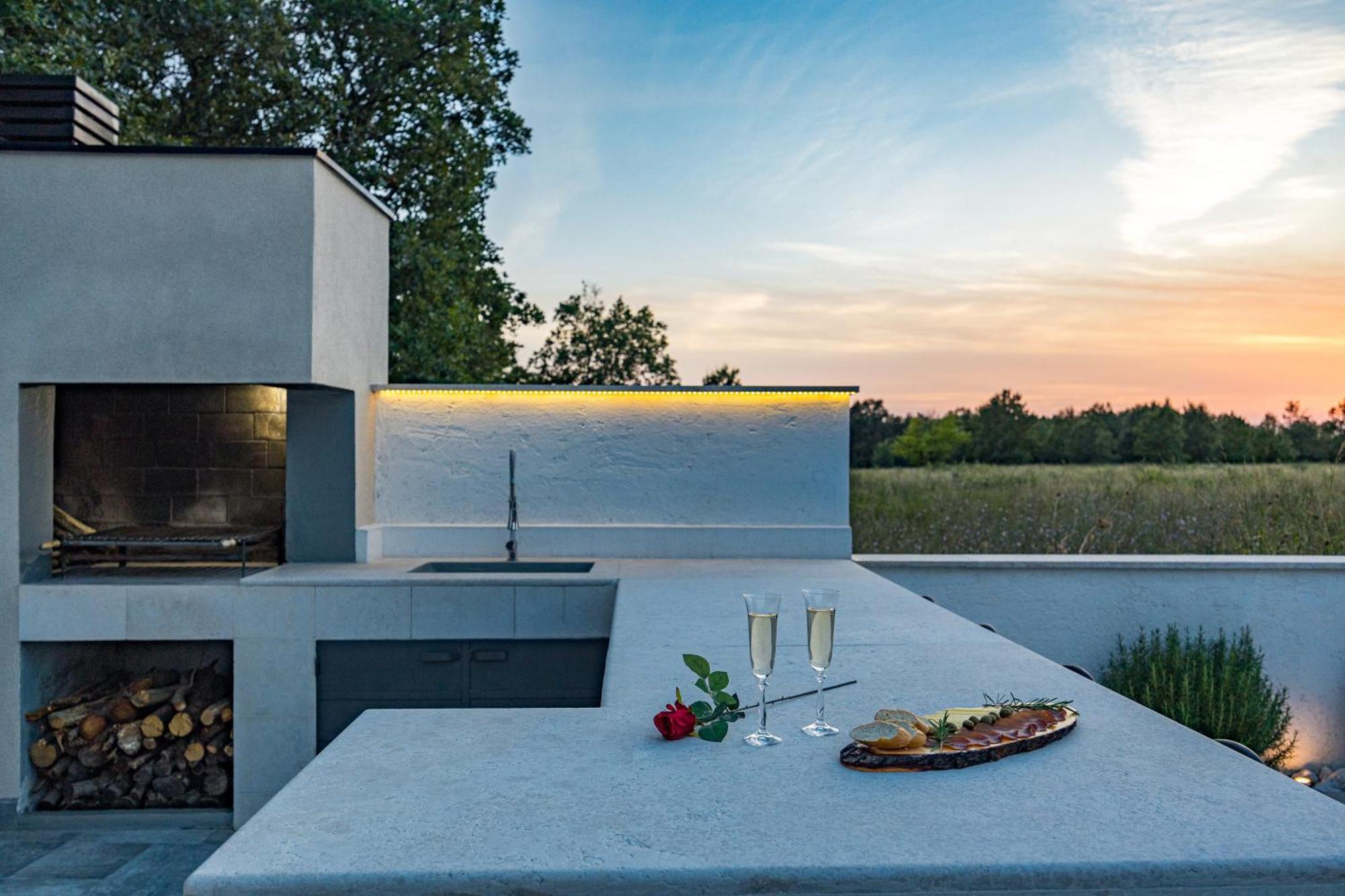 Special Offer! New Luxury Apartment With Pool, Fitness, Outdoor Bar&Grill Buje Esterno foto