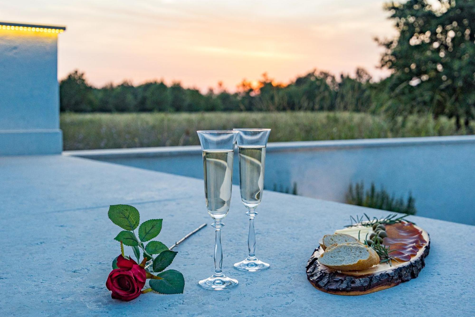 Special Offer! New Luxury Apartment With Pool, Fitness, Outdoor Bar&Grill Buje Esterno foto