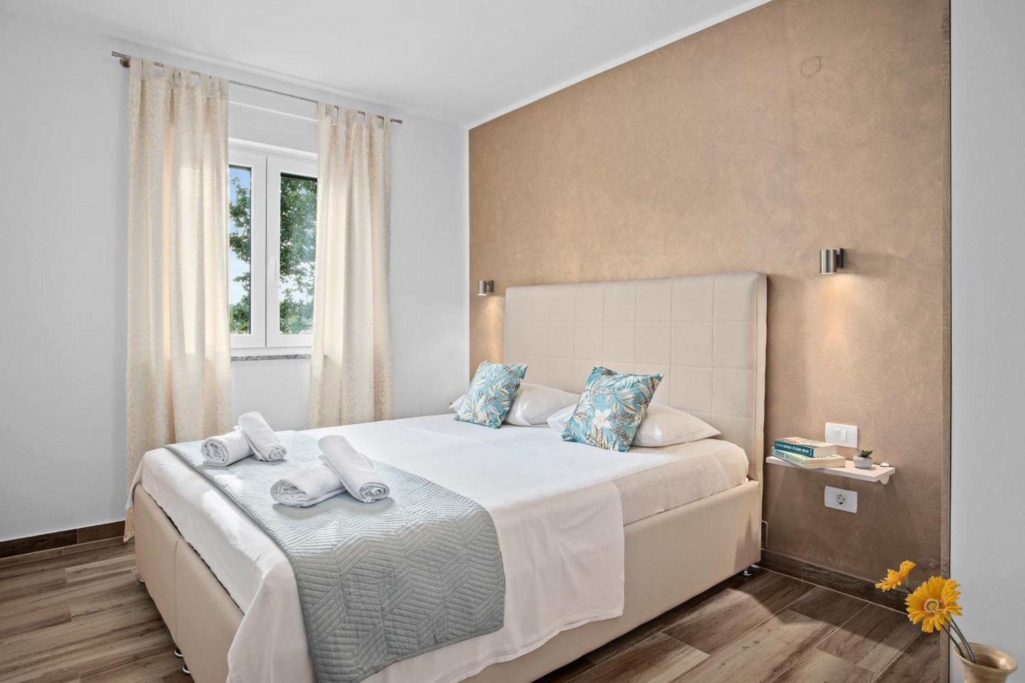 Special Offer! New Luxury Apartment With Pool, Fitness, Outdoor Bar&Grill Buje Esterno foto
