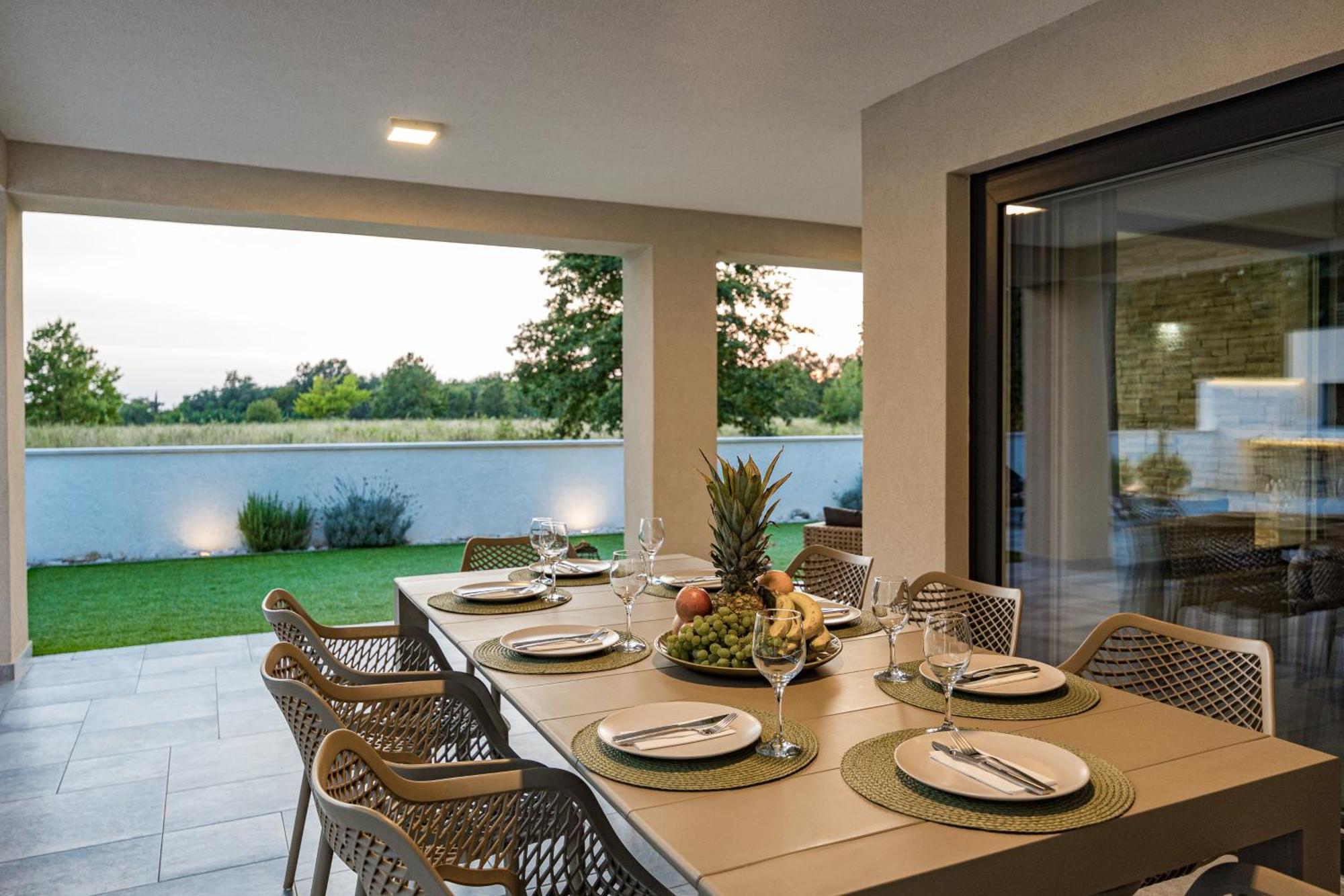 Special Offer! New Luxury Apartment With Pool, Fitness, Outdoor Bar&Grill Buje Esterno foto
