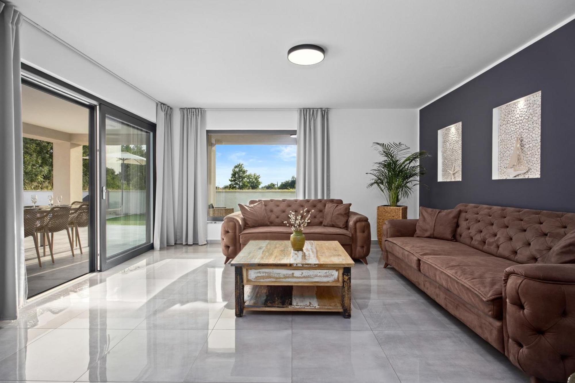 Special Offer! New Luxury Apartment With Pool, Fitness, Outdoor Bar&Grill Buje Esterno foto