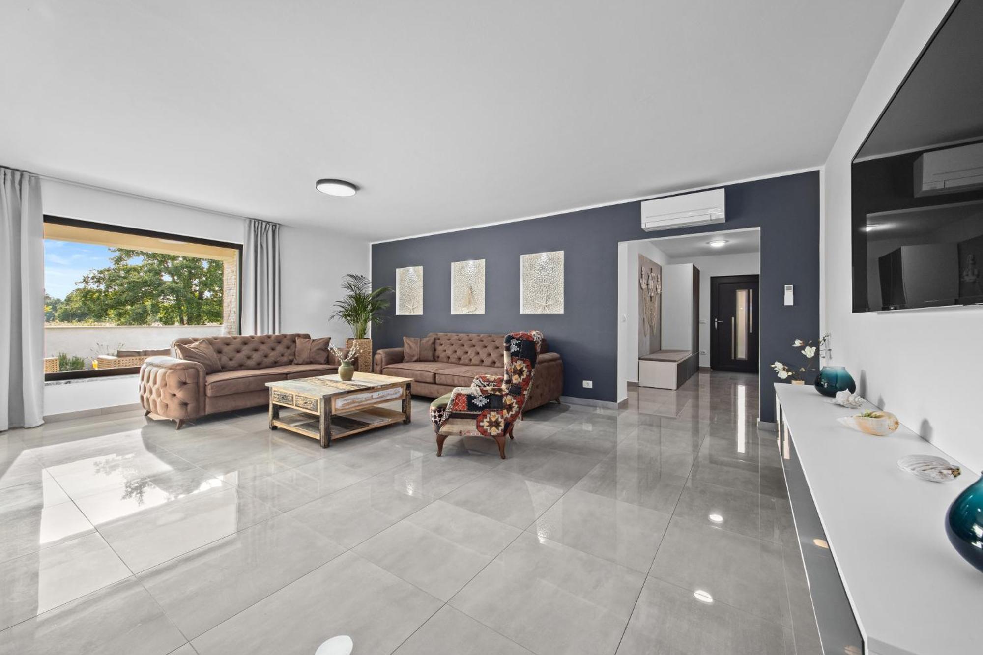 Special Offer! New Luxury Apartment With Pool, Fitness, Outdoor Bar&Grill Buje Esterno foto