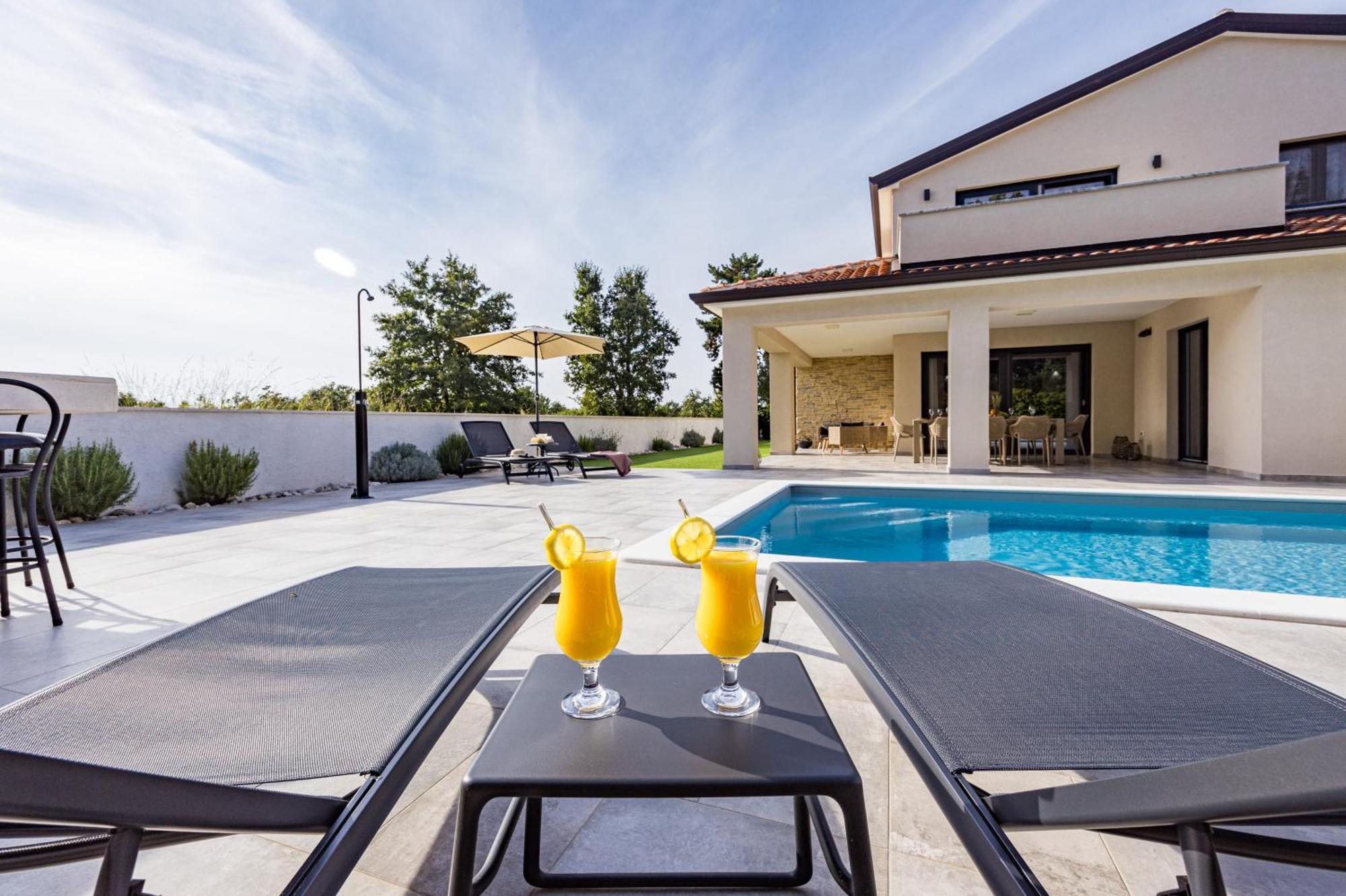 Special Offer! New Luxury Apartment With Pool, Fitness, Outdoor Bar&Grill Buje Esterno foto