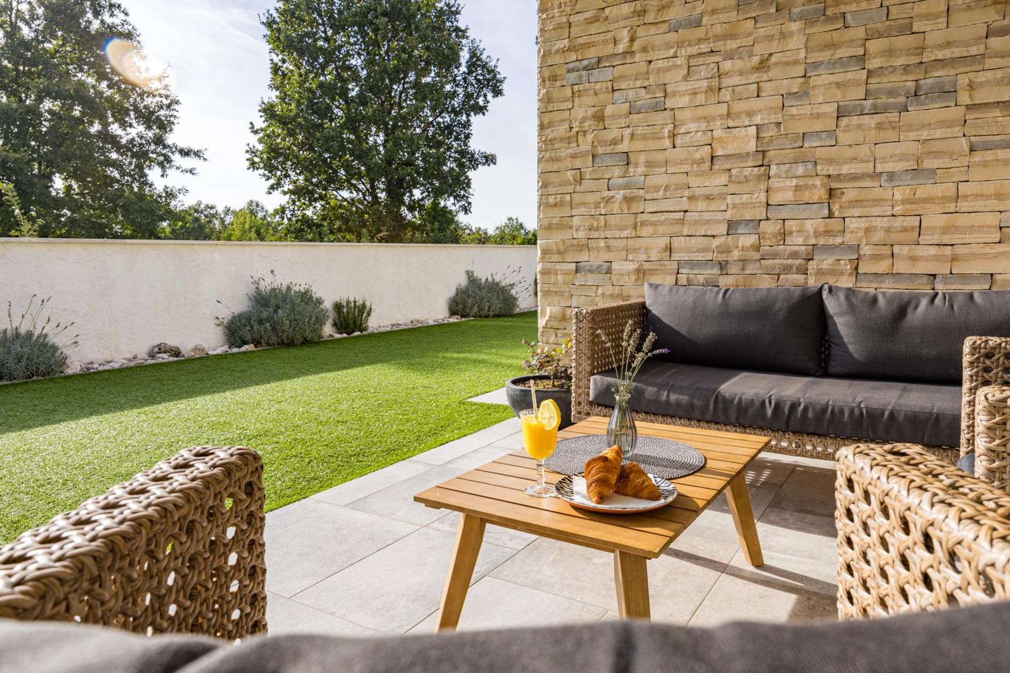 Special Offer! New Luxury Apartment With Pool, Fitness, Outdoor Bar&Grill Buje Esterno foto