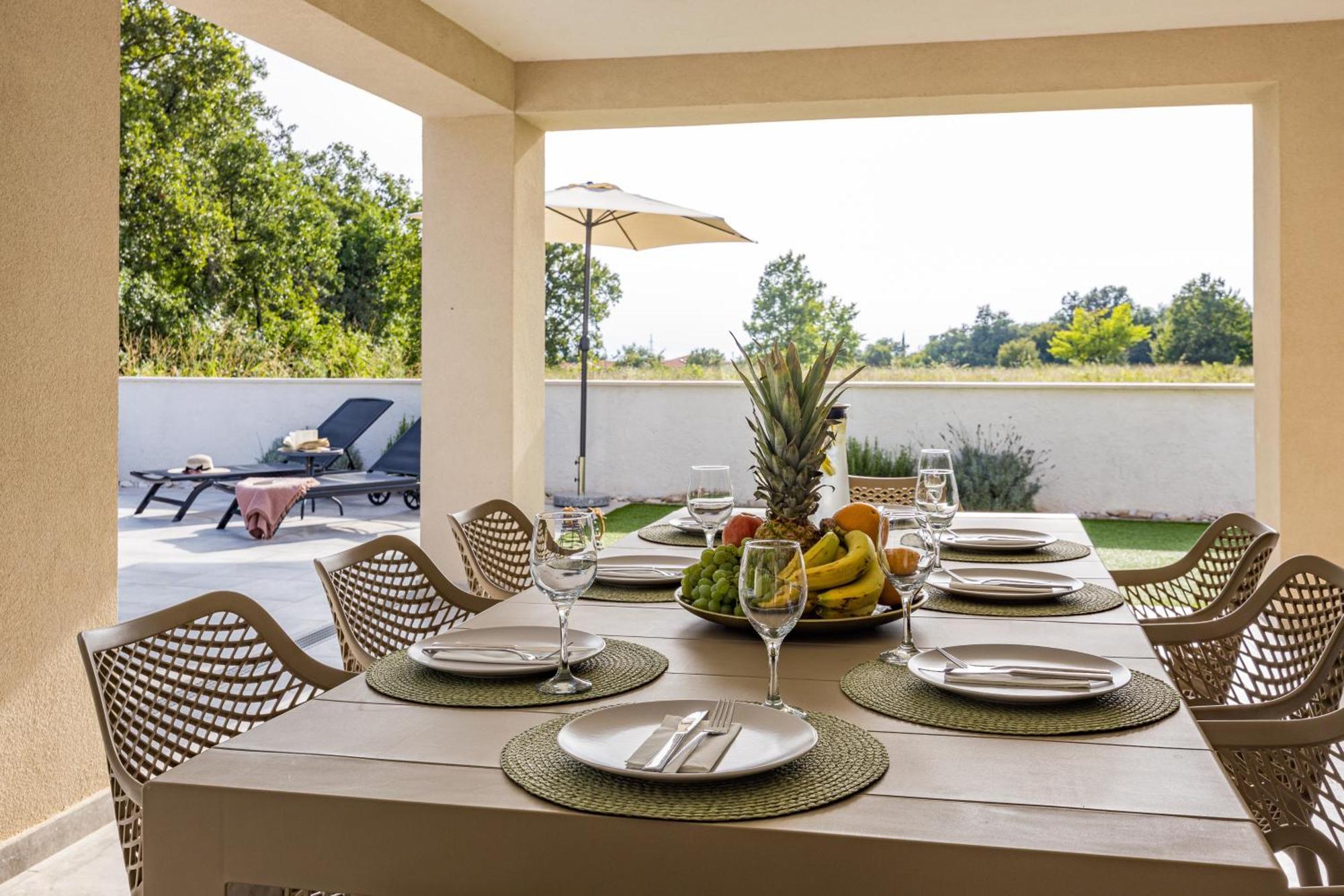 Special Offer! New Luxury Apartment With Pool, Fitness, Outdoor Bar&Grill Buje Esterno foto