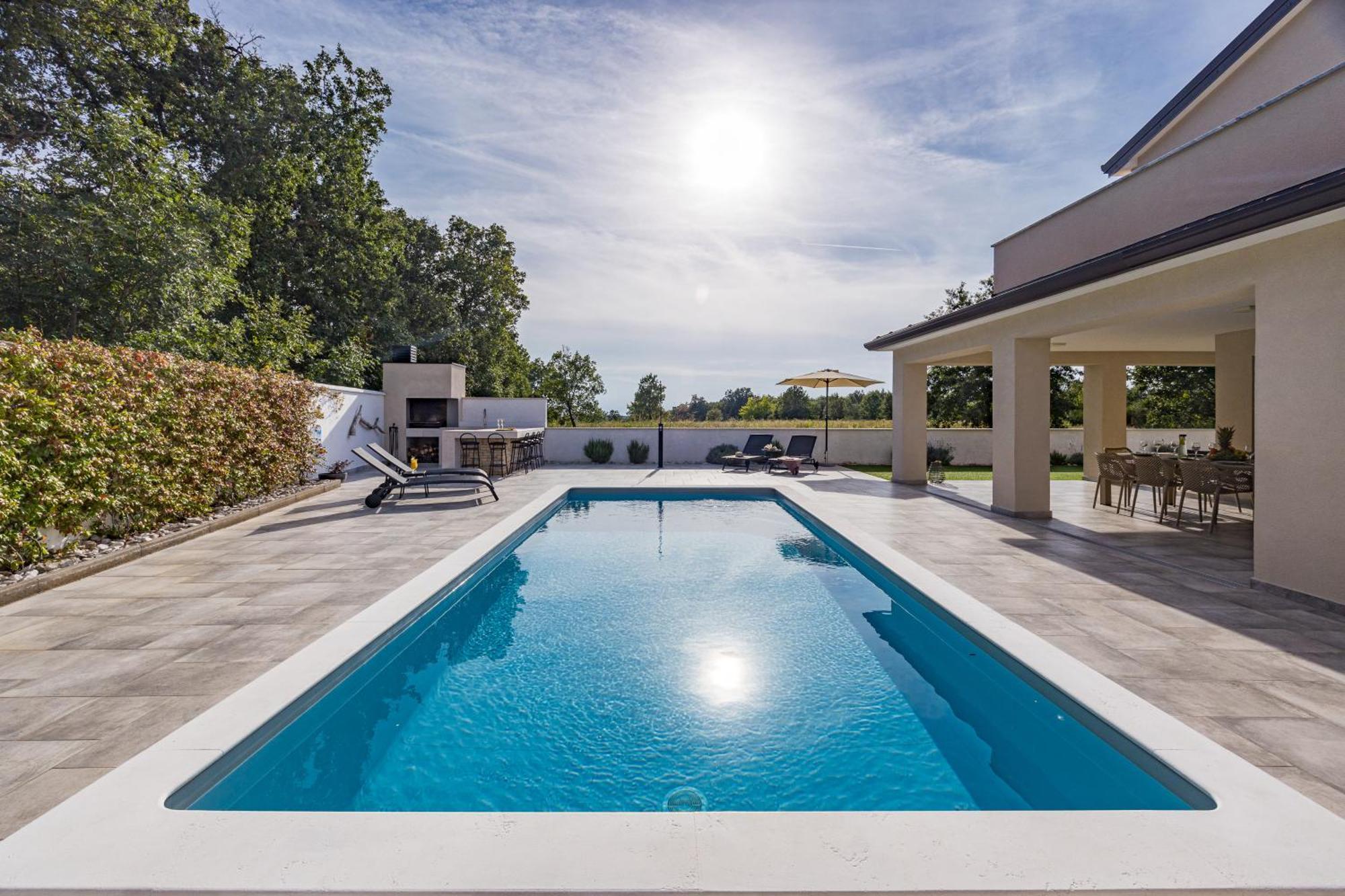Special Offer! New Luxury Apartment With Pool, Fitness, Outdoor Bar&Grill Buje Esterno foto