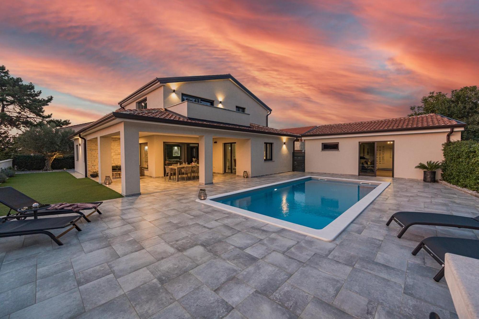 Special Offer! New Luxury Apartment With Pool, Fitness, Outdoor Bar&Grill Buje Esterno foto